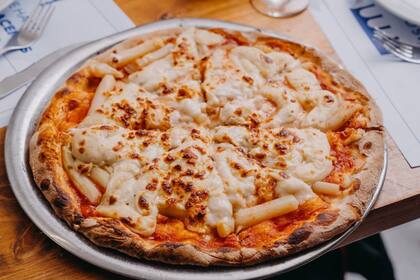 Los responsables de la pizzería rosarina Vía Apia se sintieron heridos en el orgullo cuando un cliente les dijo que la pizza era tan solo "agua con harina"