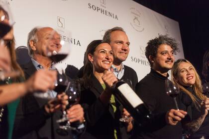Los responsables del éxito de Finca Sophenia brindaron sobre el escenario para cerrar la noche de celebración.