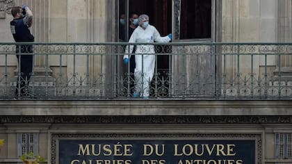 Los responsables del Louvre han admitido que las cámaras de seguridad no cubrían todo el exterior del edificio