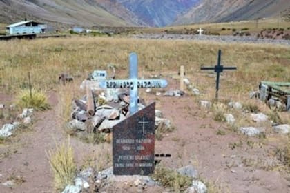 Los restos de Bernardo Razquin se encuentran en el Cementerio del Andinista, cerca de Puente del Inca, en Mendoza, y su epitafio dice: “Pequeño gigante, en paz entre tu montaña”