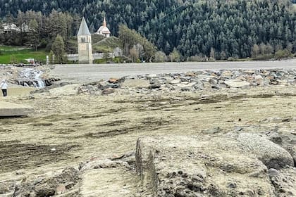Los restos de Curon emergieron a la superficie y pudieron verse por primera vez en siete décadas