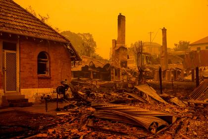 Los restos de edificios incendiados se ven a lo largo de la calle principal en la ciudad de Cobargo, Nueva Gales del Sur, el 31 de diciembre, después de que incendios forestales asolaran la ciudad. Más de 200 viviendas fueron destruidas y algunos pueblos se han convertido en ruinas humeantes.