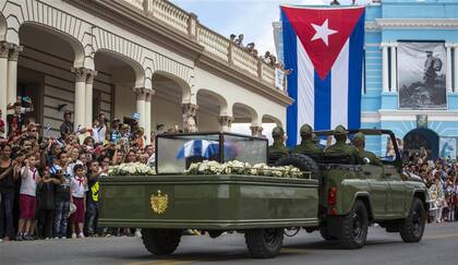 Los restos de Fidel, ayer, en su paso por la localidad de Las Tunas