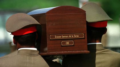 Los restos de Guevara son trasladados durante la ceremonia del 17 de octubre de 1997, en Santa Clara