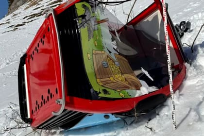 Los restos de la cabina de teleférico en la que viajaba la víctima de 61 años