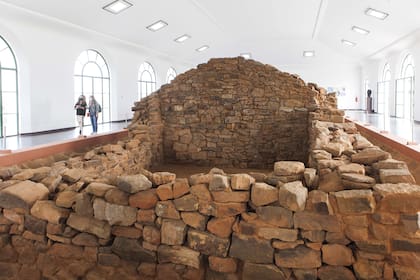 Los restos de la casa natal del Gral. San Martín bajo su templete