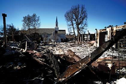 Los restos de la Iglesia Episcopal de San Marcos después de que fuera destruida en el incendio Eaton, el 12 de enero de 2025 en Altadena, California
