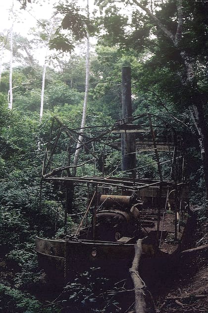 Los restos de la nave que usaron para la película de Herzog, sobre el empresario cauchero, y dejados en la selva.