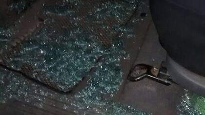 Los restos de los vidrios destrozados, tras el impacto de piedras a la camioneta que trasladaba a Claudio Avruj y a la comitiva