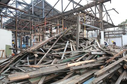 Los restos de madera de la vieja estación