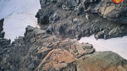 Los restos de Nicola Ivaldo, parcialmente ocultados por la nieve, finalmente se encontraron en este barranco después de que la IA detectó su casco rojo