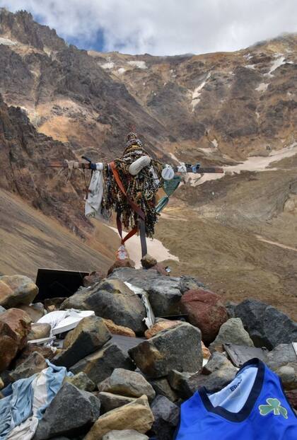 Los restos de quienes fallecieron en la tragedia de los Andes yacen debajo de una cruz en el Valle de las Lágrimas, donde cayó el avión de la Fuerza Aérea Uruguaya.