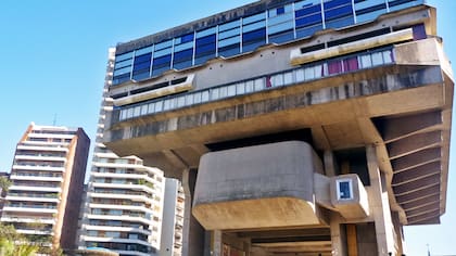 Los restos de un animal prehistórico encontrados durante las excavaciones para levantar el edificio de la Biblioteca Nacional fueron la inspiración que utilizó Clorindo Testa para diseñarla
