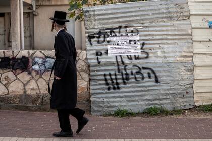 Los restos de un anuncio del fallecimiento de Chaim Walder, deshilachados en una pared de Bnai Brak, Israel