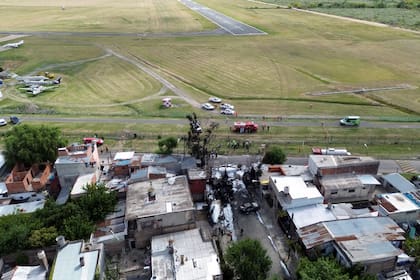Los restos de un avión se encuentran junto a viviendas después de estrellarse cerca del aeropuerto de San Fernando, en las afueras de Buenos Aires, Argentina, el miércoles 18 de diciembre de 2024. (AP Foto/Natacha Pisarenko)
