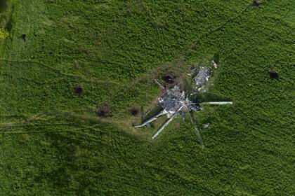 Los restos de un helicóptero ruso destruido yacen en un campo en el pueblo de Malaya Rohan, región de Kharkiv, Ucrania