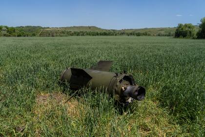 Los restos de un misil ruso yacen en un campo de trigo cerca de Soledar, en el este de Ucrania, el lunes 6 de junio de 2022. (AP Photo/Bernat Armangue)