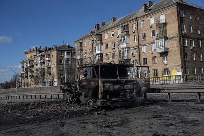 Los restos de un vehículo como muestra de la crudeza de los combates en Kiev el 26 de febrero de 2022