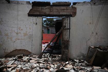 Los restos de una casa que fue incendiada por los miembros de "El Machete" en Pantelho, México