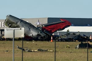 Se confirmaron 6 muertes por el accidente aéreo en Dallas y aparecieron las imágenes de cómo quedaron los aviones