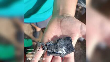 Los restos de uno de los beepers que explotaron en el Líbano