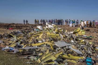 Los restos del accidente de un vuelo de Ethiopian Airlines cerca de Bishoftu, o Debre Zeit, al sur de Addis Abeba, Etiopía, el lunes 11 de marzo de 2019.