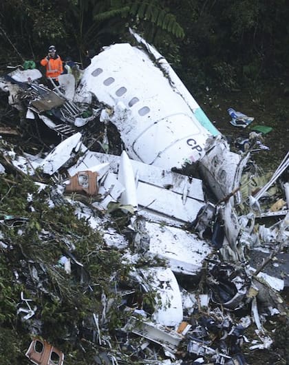 Los restos del avión de LaMia, cerca de Medellín