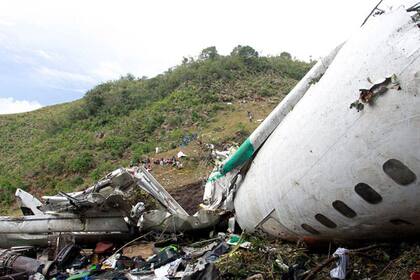 Los restos del avión de LaMia que trasladaba al malogrado plantel de Chapecoense