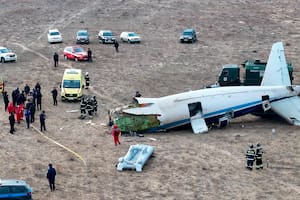 Los restos del avión Embraer 190 de Azerbaijan Airlines yacen en el suelo cerca del aeropuerto de Aktau, Kazajstán, miércoles 25 de diciembre de 2024 (AP foto/Azamat Sarsenbayev)