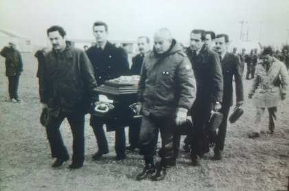 Los restos del Comandante llevados por oficiales del Sobral y del Ejercito en Pto Deseado.
Bazán está atrás del oficial del Ejército que se ve al frente de la hilera de la derecha