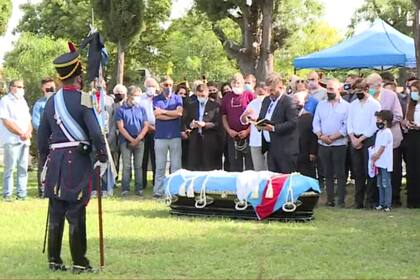 Los restos del ex presidente , en el cementerio de La Tablada