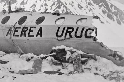Los restos del fuselaje del Fairchild Hiller de la Fuerza Aérea Uruguaya en el que viajaba.