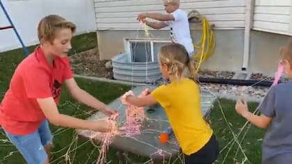 Los restos del Silly String solían arruinar autos deportivos estacionados y manchaban las icónicas estrellas del Paseo de la Fama (YouTube)
