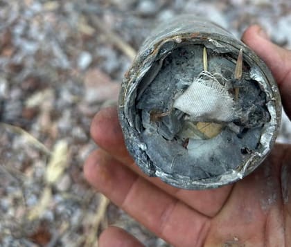 Los restos encontrados de una munición de racimo muestran una cinta de nailon blanca, utilizada para estabilizar y hacer girar las submuniciones