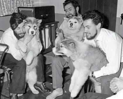 Los restos hallados en la Antártida pertenecen al meteorólogo británico Dennis Bell (izquierda)