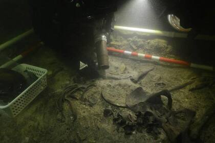 Los restos óseos del soldado se hallaron en el fondo del lago Asveja, a 9 metros de profundidad