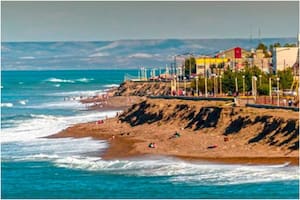 Fue a pescar con sus amigos y encontró huesos humanos en la playa