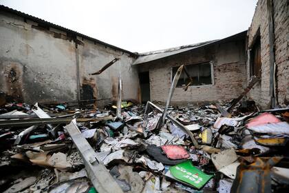 Los restos quemados que dejó el incendio en la Escuela Secundaria Nº 36 de Paso del Rey