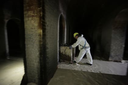 Los restos se cargan en carros que son llevados afuera de los reservorios