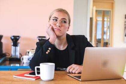 Los resultados mostraron que los niveles más altos de procrastinación se asociaban con síntomas algo más elevados de depresión, ansiedad y estrés nueve meses después (Foto Unsplash)