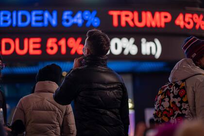 Los resultados parciales de las elecciones se proyectan en las pantallas de Times Square