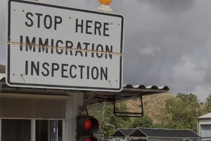 Los retenes de la Oficina de Aduanas y Protección Fronteriza (CBP, por sus siglas en inglés) en Texas operan dentro de una franja de 160 kilómetros desde la frontera con México