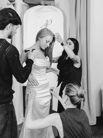 Los retoques finales antes de la boda. El maquillaje estuvo a cargo de Lautaro Eros Ferrante, y el peinado de Celeste Robledo
Fotos: @mauriciogaray_