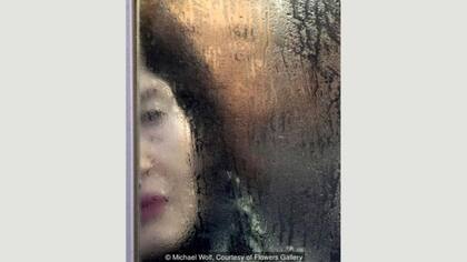 Los retratos contrastan completamente con las imágenes que Wolf toma de los rascacielos de Hong Kong, donde el fotógrafo vive desde 1994. Sin embargo, ambos proyectos transmiten una sensación de claustrofobia.