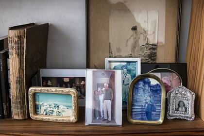 Los retratos familiares se esparcen en toda la vivienda; recuerdos muy presentes que la hacen sentir menos lejos de los suyos