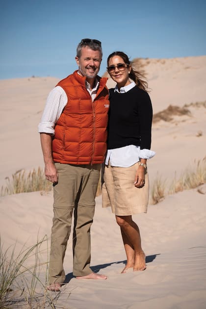 Los Reyes cambiaron su ropa formal por equipos más cómodos para la arena y se quitaron las zapatillas. Corrieron descalzos, pasearon por la orilla del mar abrazados y Federico le tomó fotos a la Reina como lo haría cualquier pareja enamorada