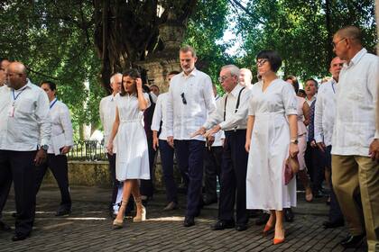Los Reyes caminando por La Habana en su visita oficial a Cuba, en 2019.