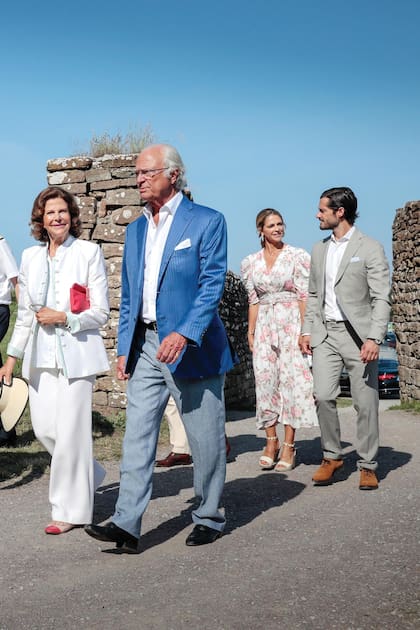 Los reyes Carlos Gustavo y Silvia de Suecia, seguidos de sus hijos, la princesa Magdalena y el príncipe Carlos Felipe