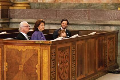 Los reyes
Carlos Gustavo y
Silvia de Suecia junto
a su hijo Carlos Felipe
y su nieto mayor
Alexander, durante
el tedeum realizado
para celebrar el
nacimiento de
Julián Herbert Folke