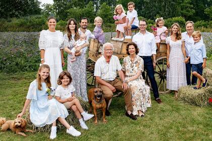 Los reyes Carlos Gustavo y Silvia de Suecia junto a sus hijos y nietos en el palacio de Solliden.